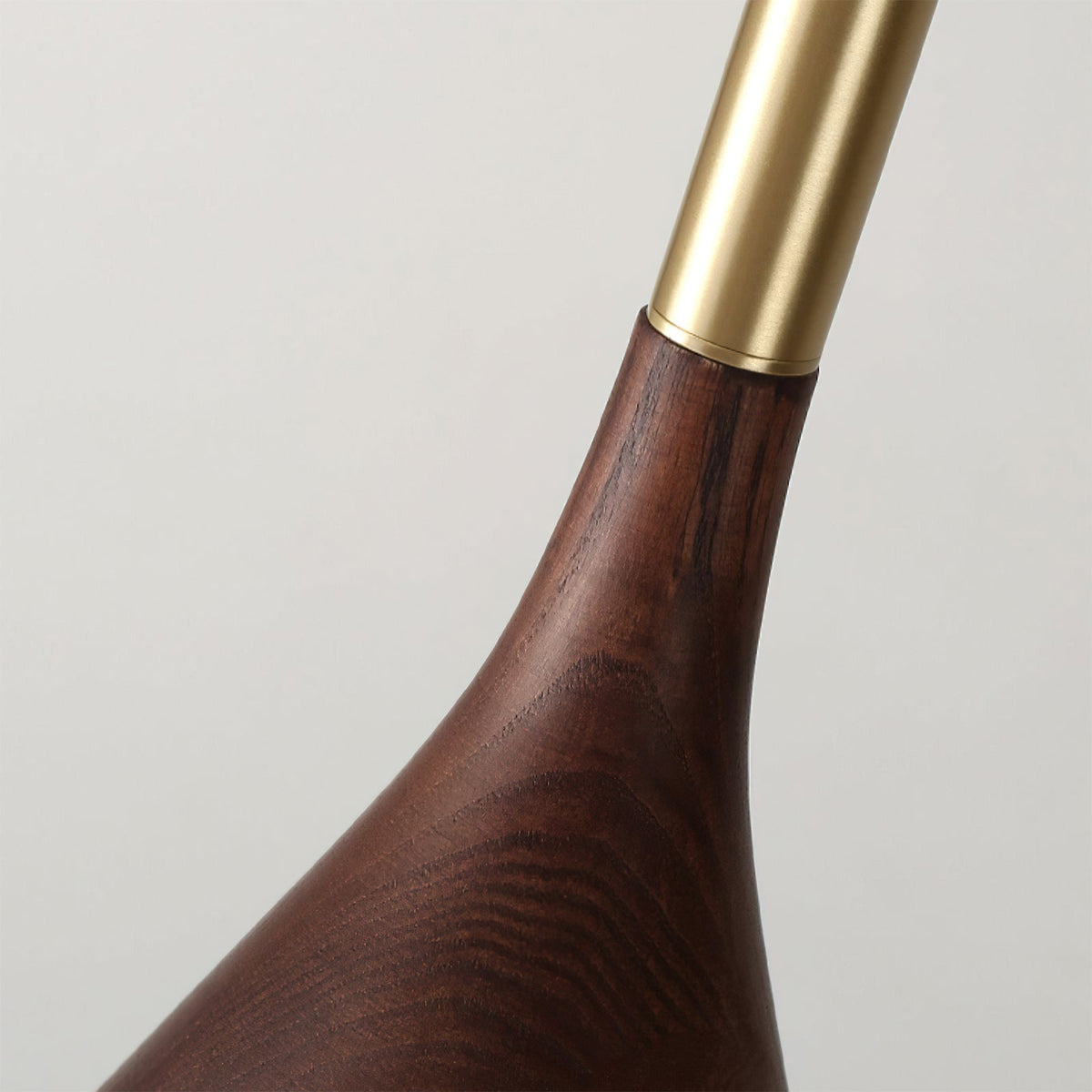Lámpara colgante de madera Gonela – detalle de la madera y el latón