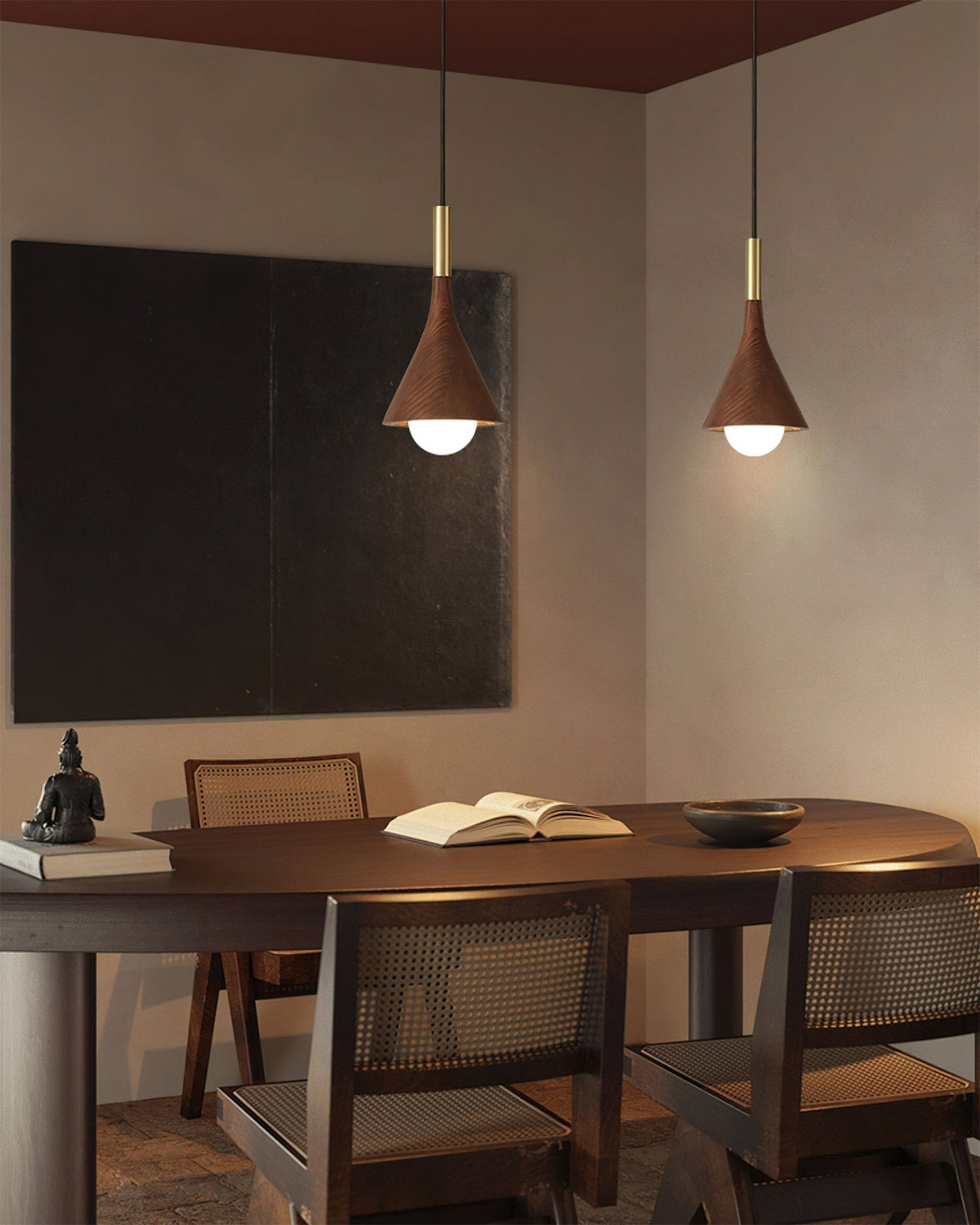 Lámpara colgante de madera Gonela sobre una mesa de comedor – imagen 14