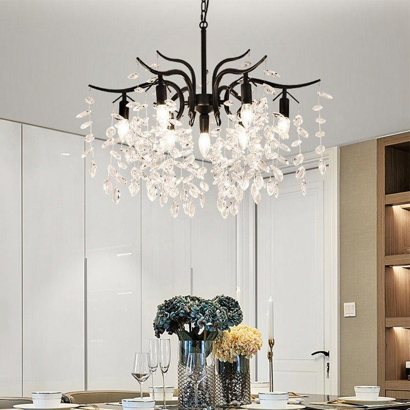 Lámpara de araña de ramas con hojas de cristal Frondina – negra de 7 luces sobre una mesa de comedor