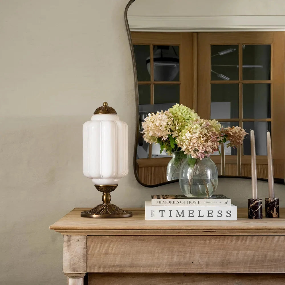 Lámpara de mesa vintage de cristal Brisela sobre una cómoda de madera – imagen 13