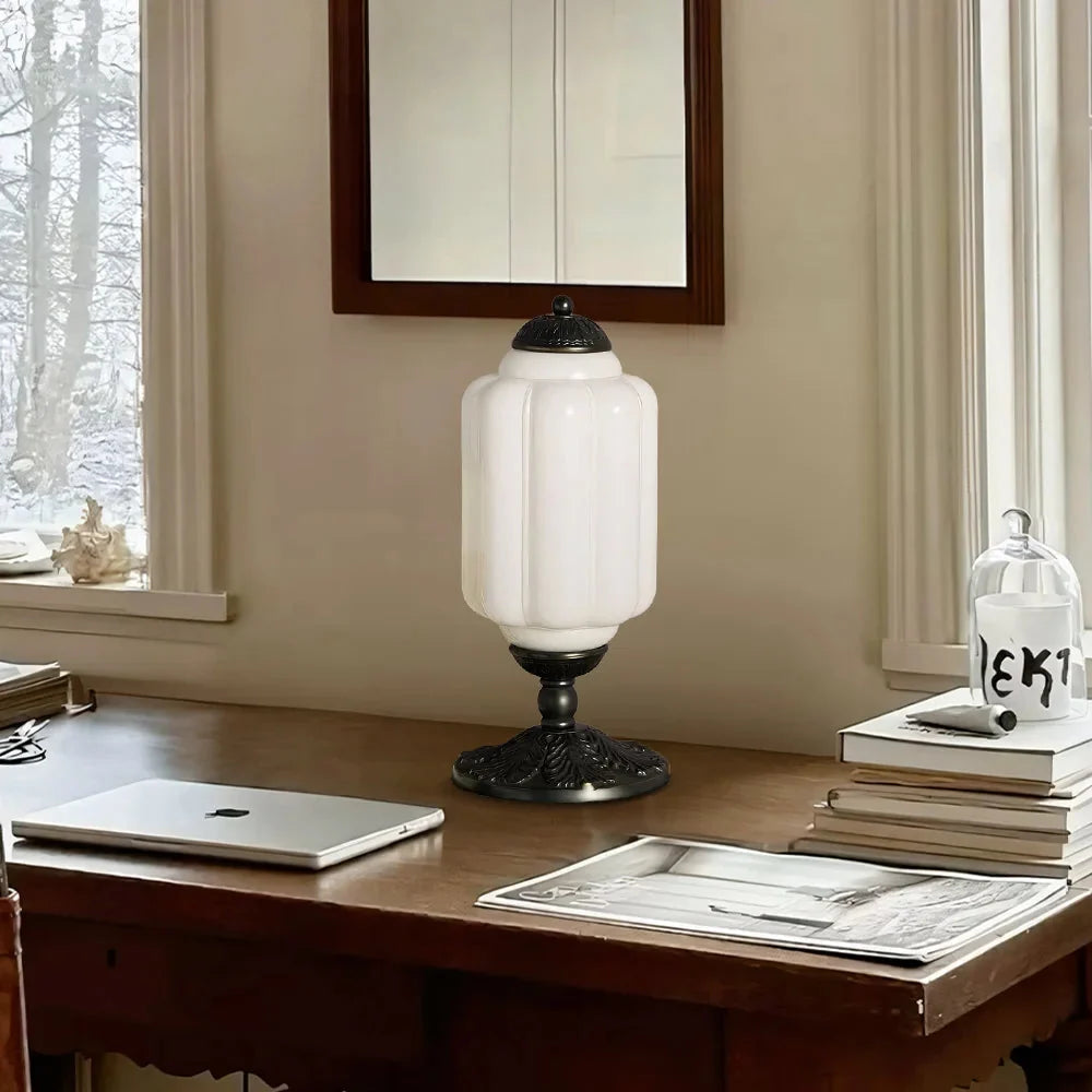 Lámpara de mesa vintage de cristal Brisela sobre una cómoda de madera – imagen 14