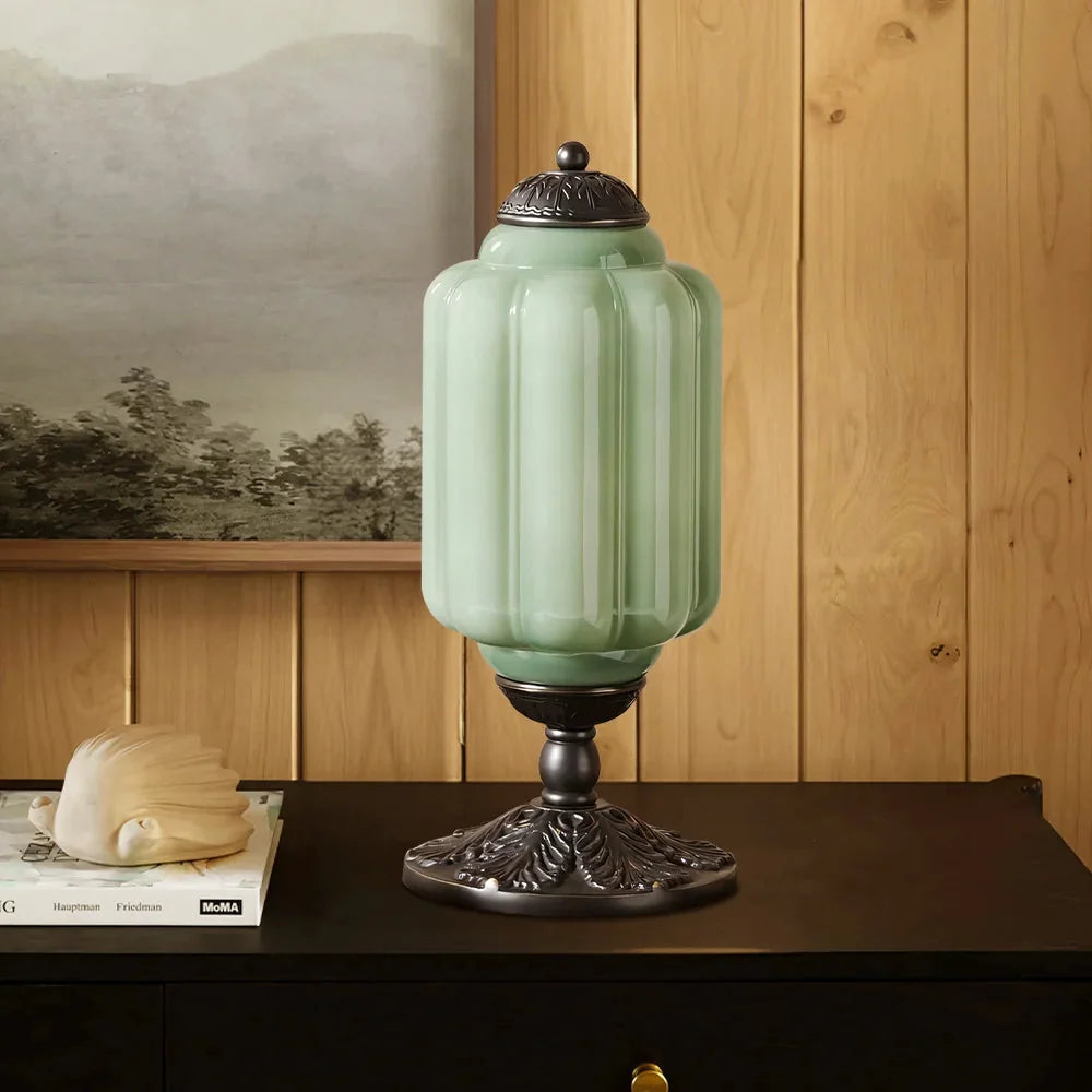 Lámpara de mesa vintage de cristal Brisela sobre una cómoda de madera – imagen 12