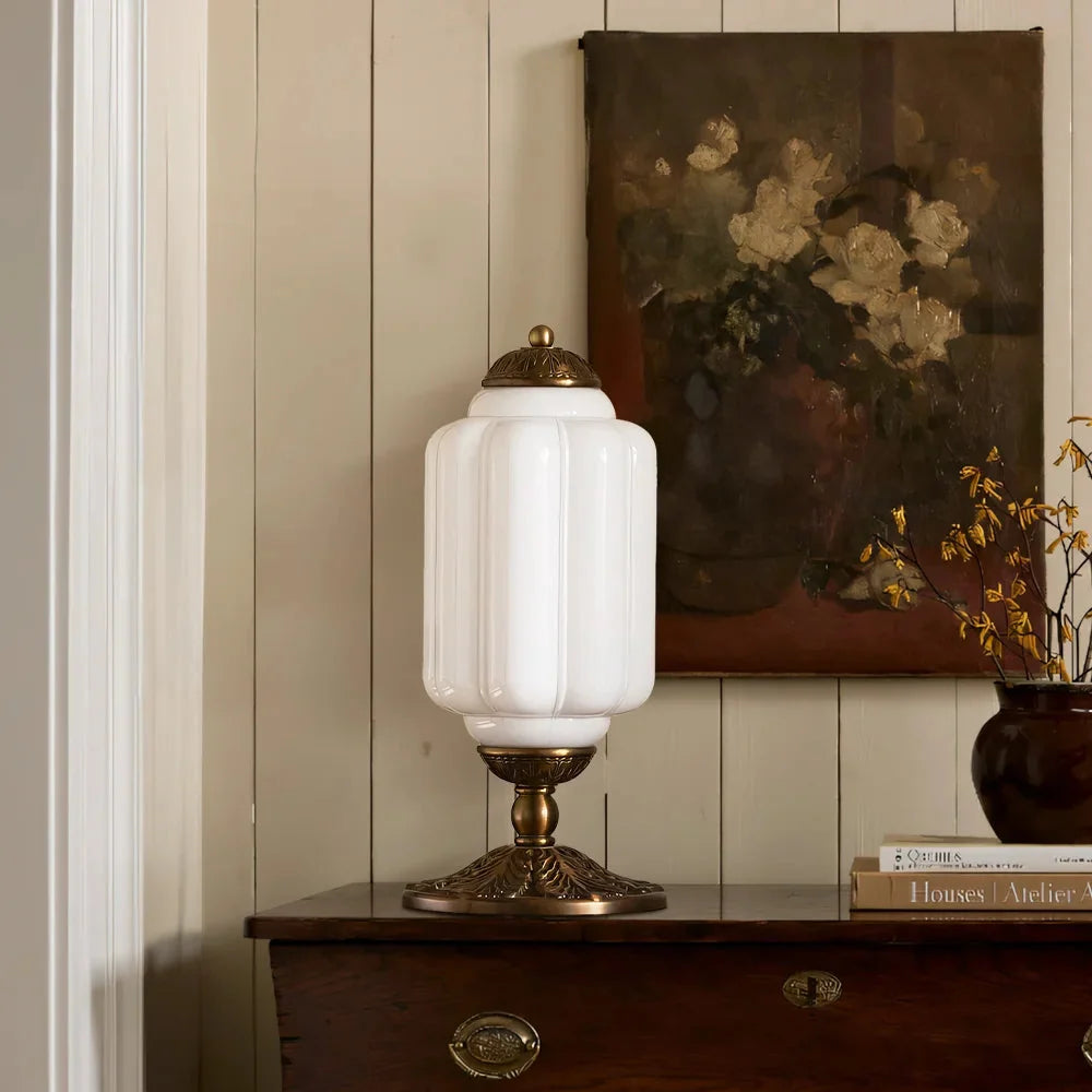 Lámpara de mesa vintage de cristal Brisela sobre una cómoda de madera – imagen 11