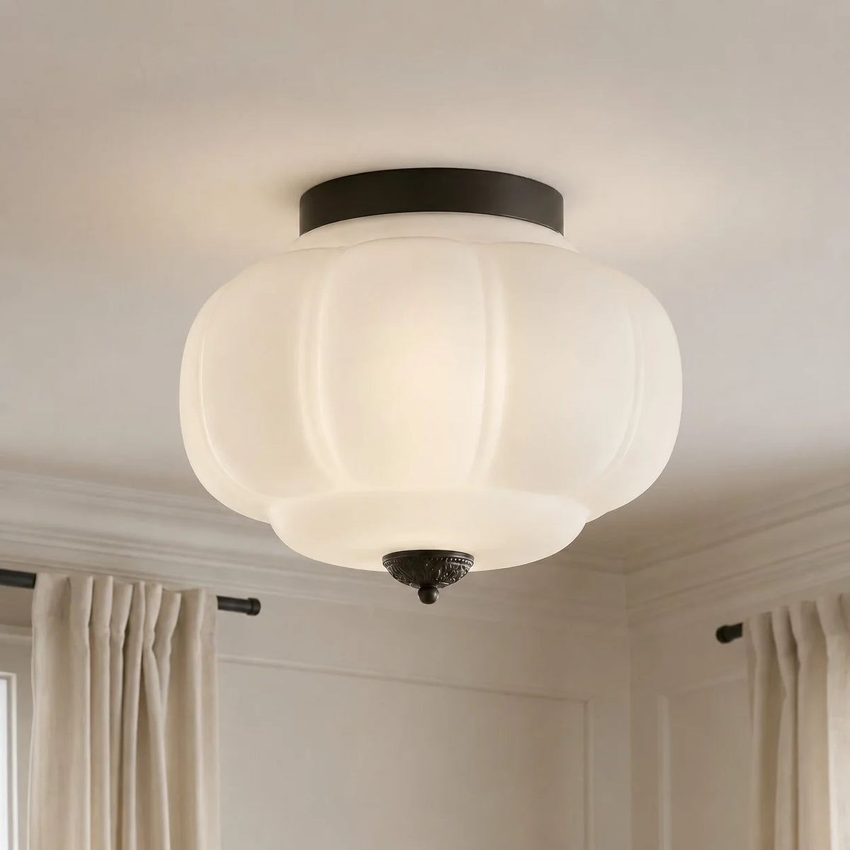 Lámpara de techo semiempotrada de cristal Bruma en un salón acogedor – imagen 16
