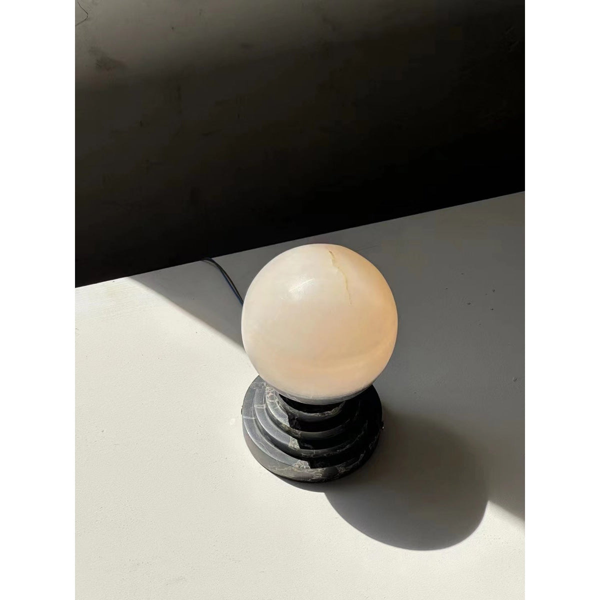 Lámpara de mesa de alabastro y mármol Kelune sobre una mesita de noche – imagen 9