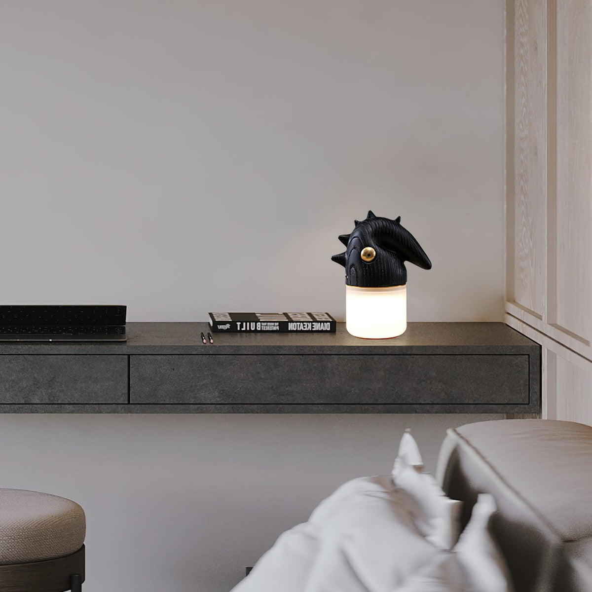 Lámpara de mesa recargable con forma de pájaro Crestela en un dormitorio – imagen 13