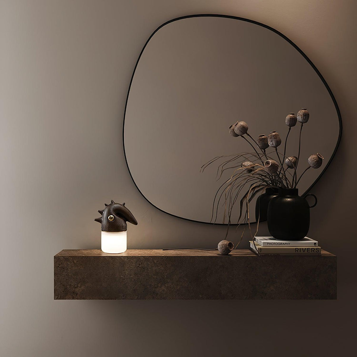 Lámpara de mesa recargable con forma de pájaro Crestela en un dormitorio – imagen 7