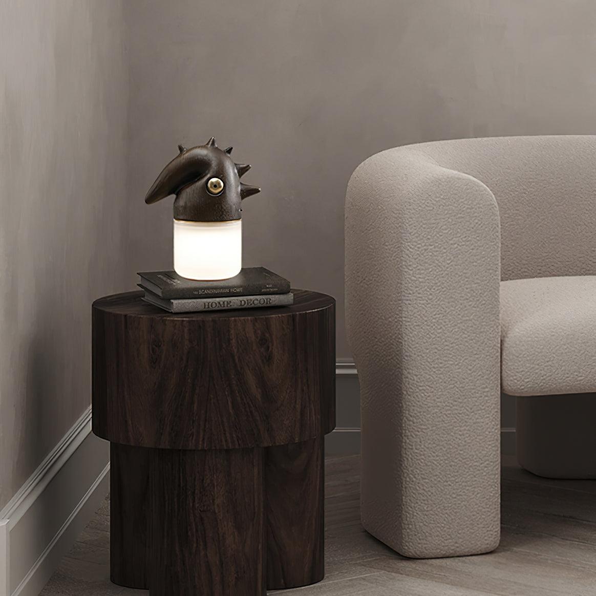 Lámpara de mesa recargable con forma de pájaro Crestela en un dormitorio – imagen 8