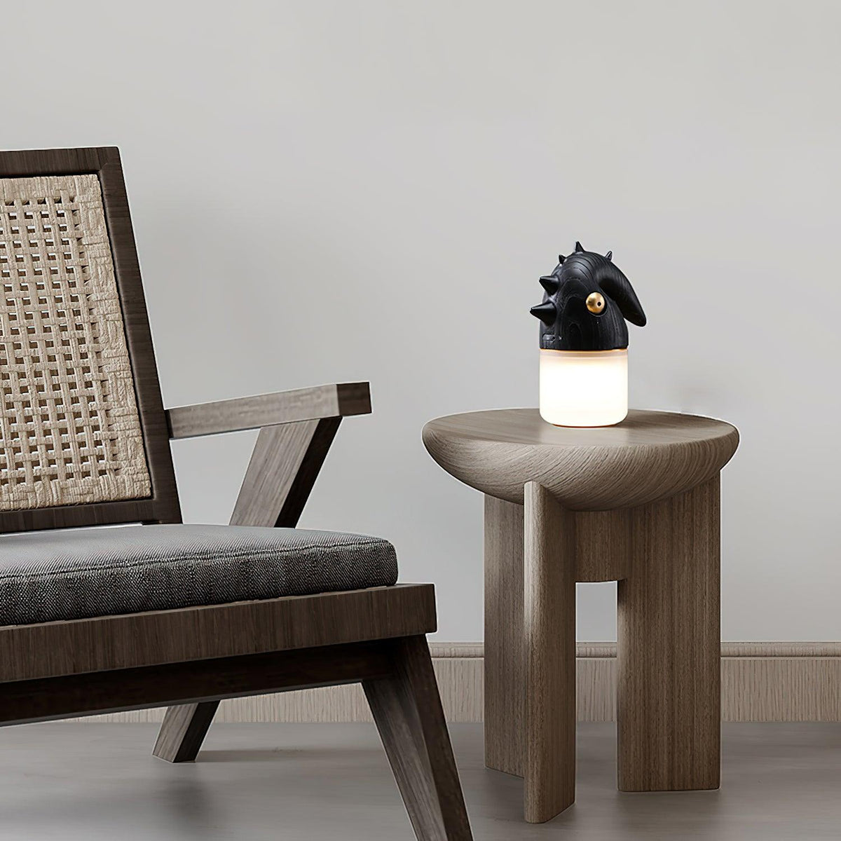 Lámpara de mesa recargable con forma de pájaro Crestela en un dormitorio – imagen 9