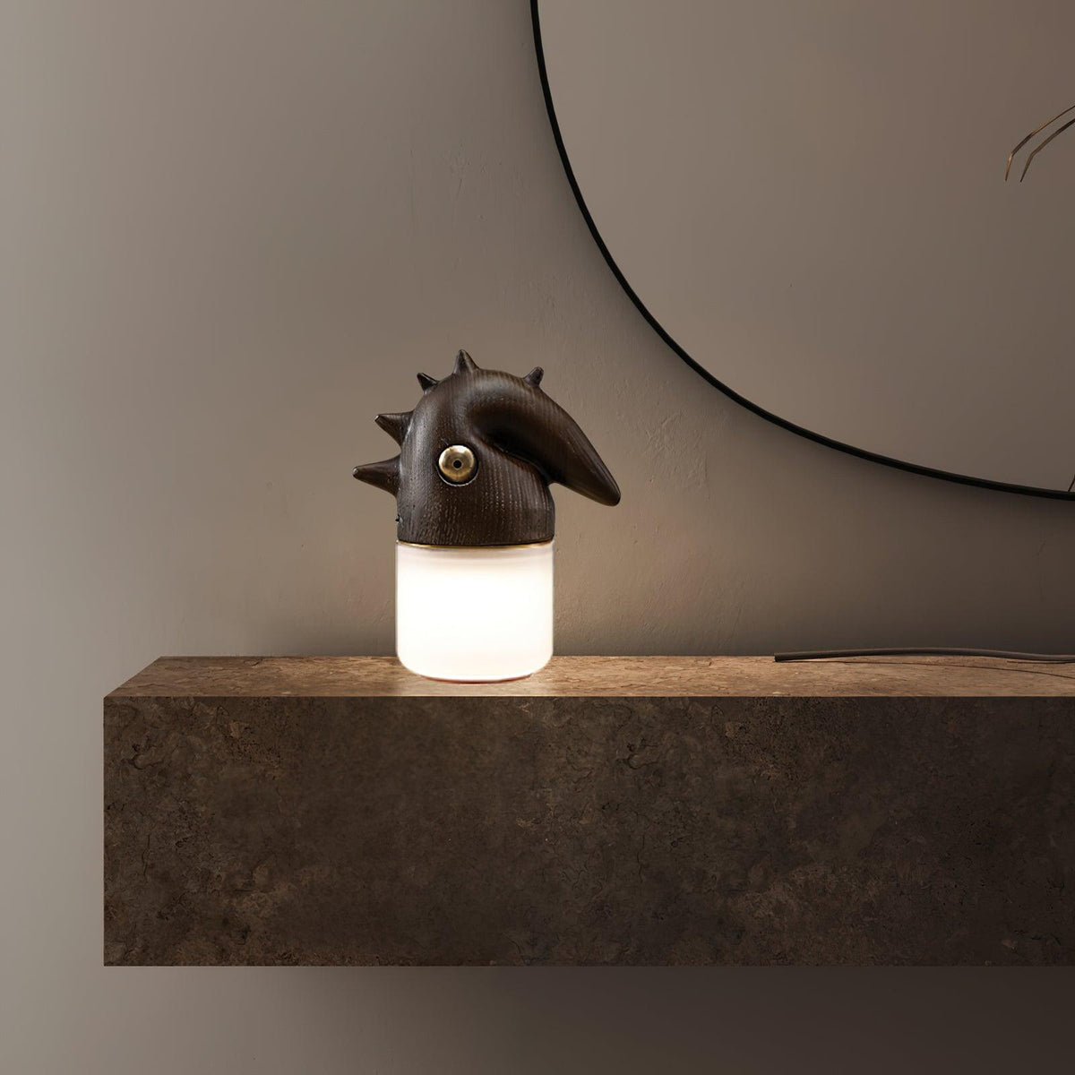 Lámpara de mesa recargable con forma de pájaro Crestela en un dormitorio – imagen 10