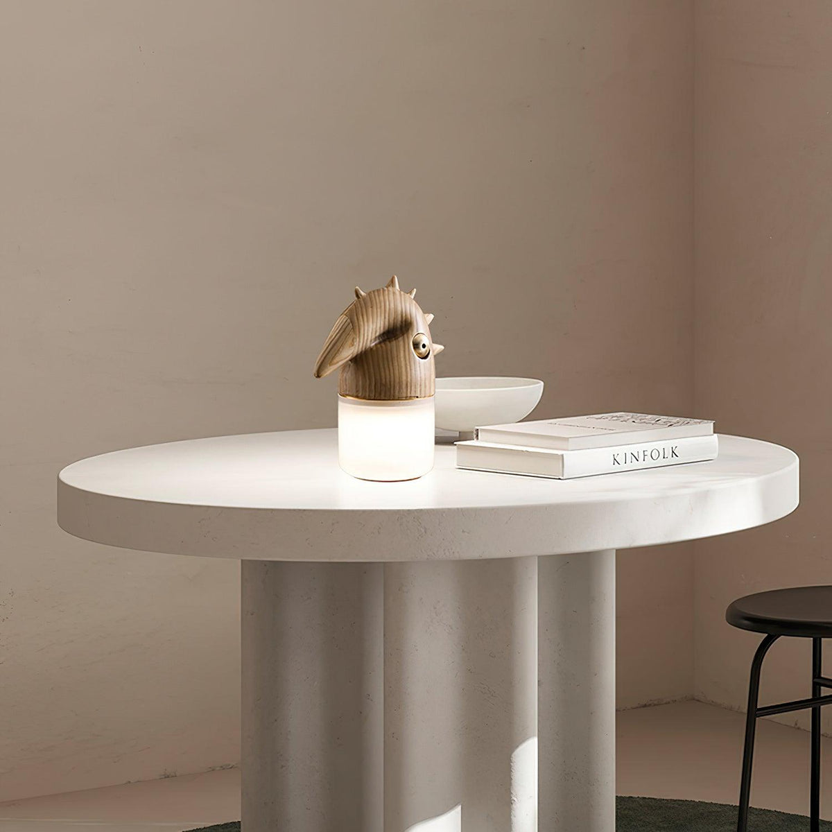 Lámpara de mesa recargable con forma de pájaro Crestela en un dormitorio – imagen 11