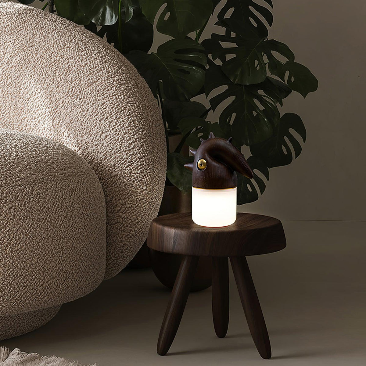 Lámpara de mesa recargable con forma de pájaro Crestela en un dormitorio – imagen 12