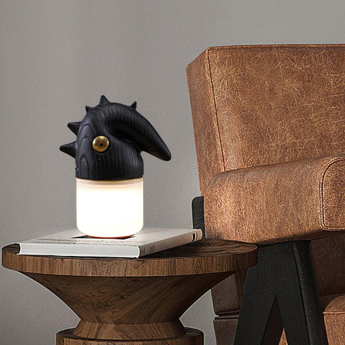 Lámpara de mesa recargable con forma de pájaro Crestela en un dormitorio – imagen 5