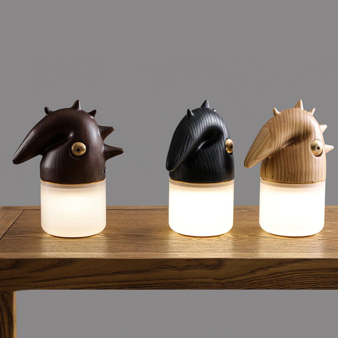 Lámpara de mesa recargable con forma de pájaro Crestela en un dormitorio – imagen 15