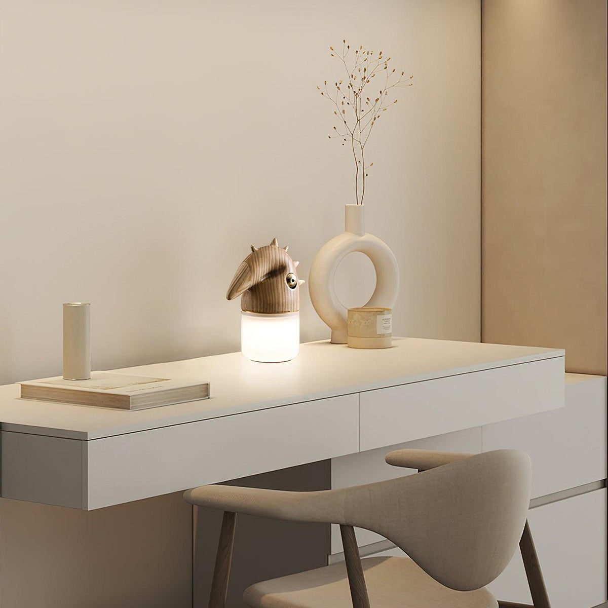Lámpara de mesa recargable con forma de pájaro Crestela en un dormitorio – imagen 3
