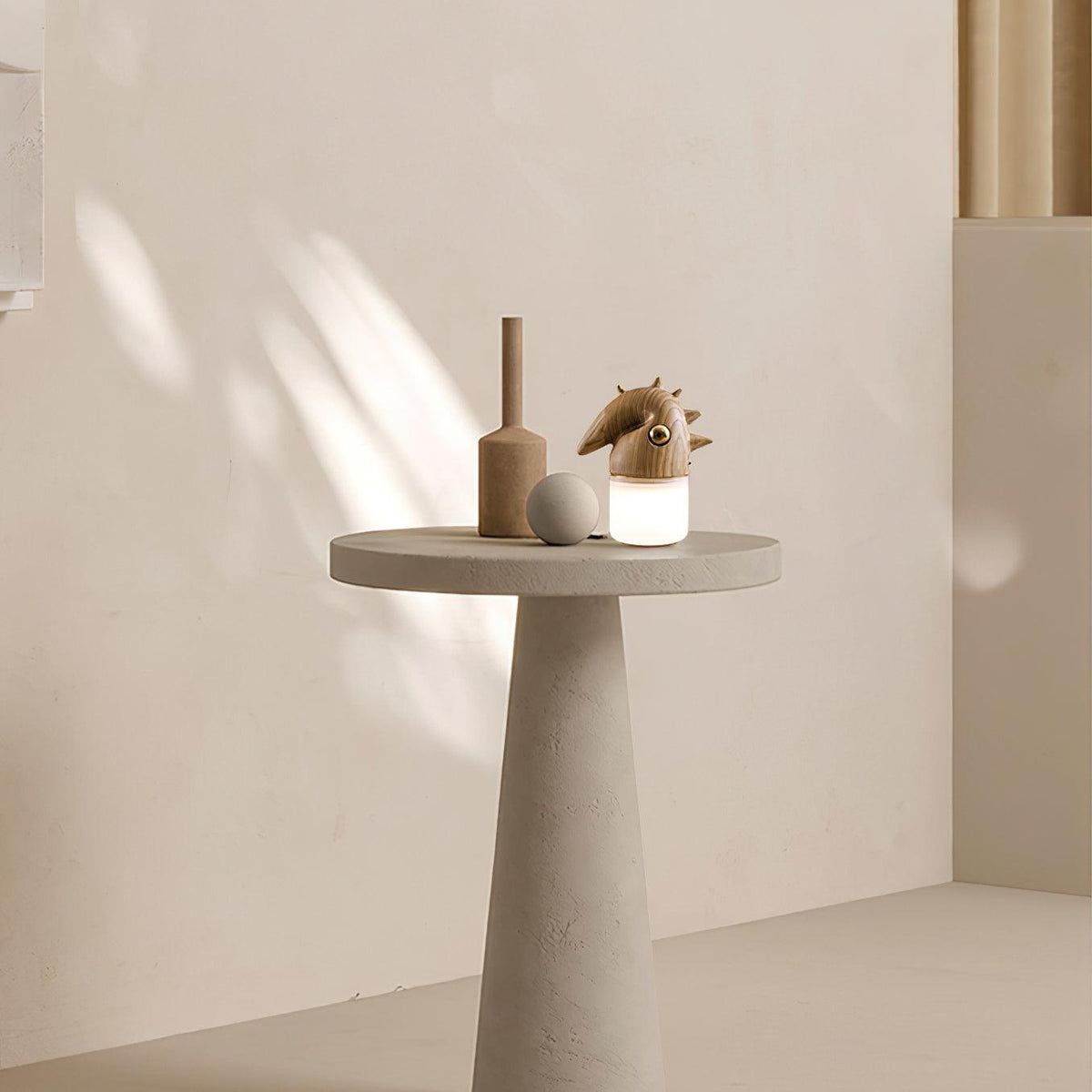 Lámpara de mesa recargable con forma de pájaro Crestela en un dormitorio – imagen 6