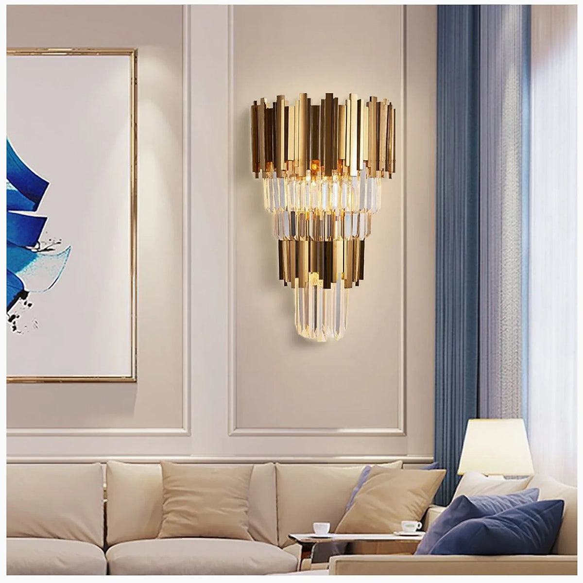 Aplique de pared dorado con cristal Wadora – sobre un sofá