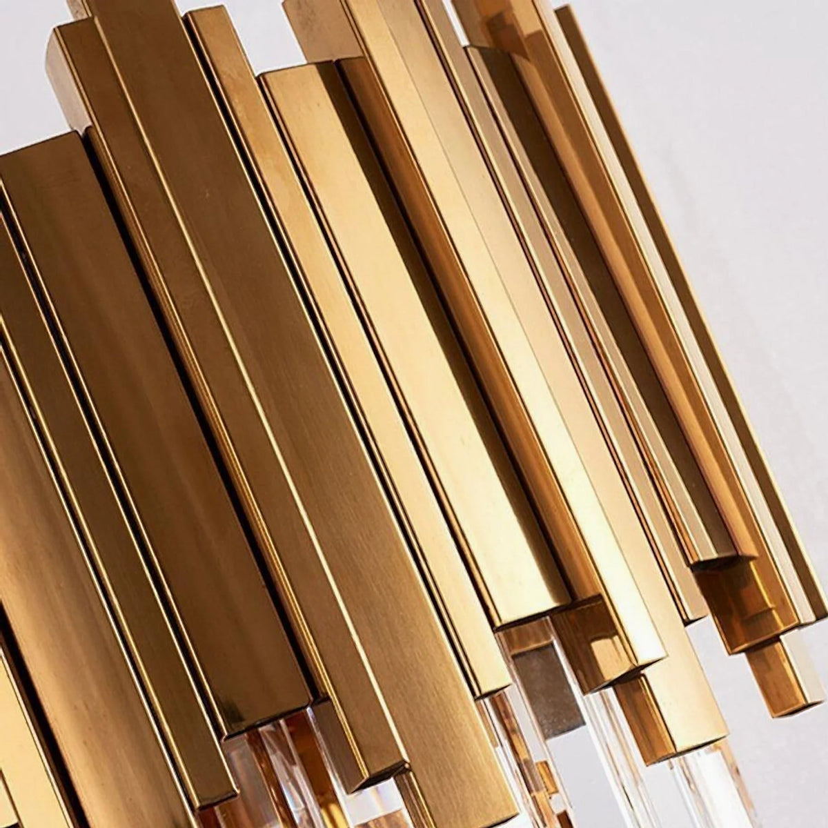 Aplique de pared dorado con cristal Wadora – detalle de las láminas doradas