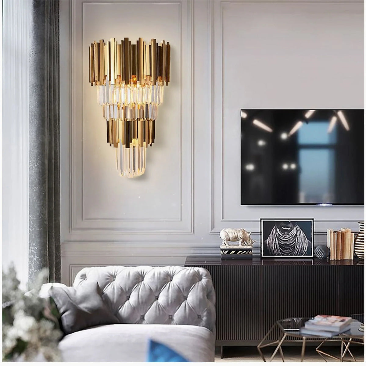 Aplique de pared dorado con cristal Wadora – en un salón
