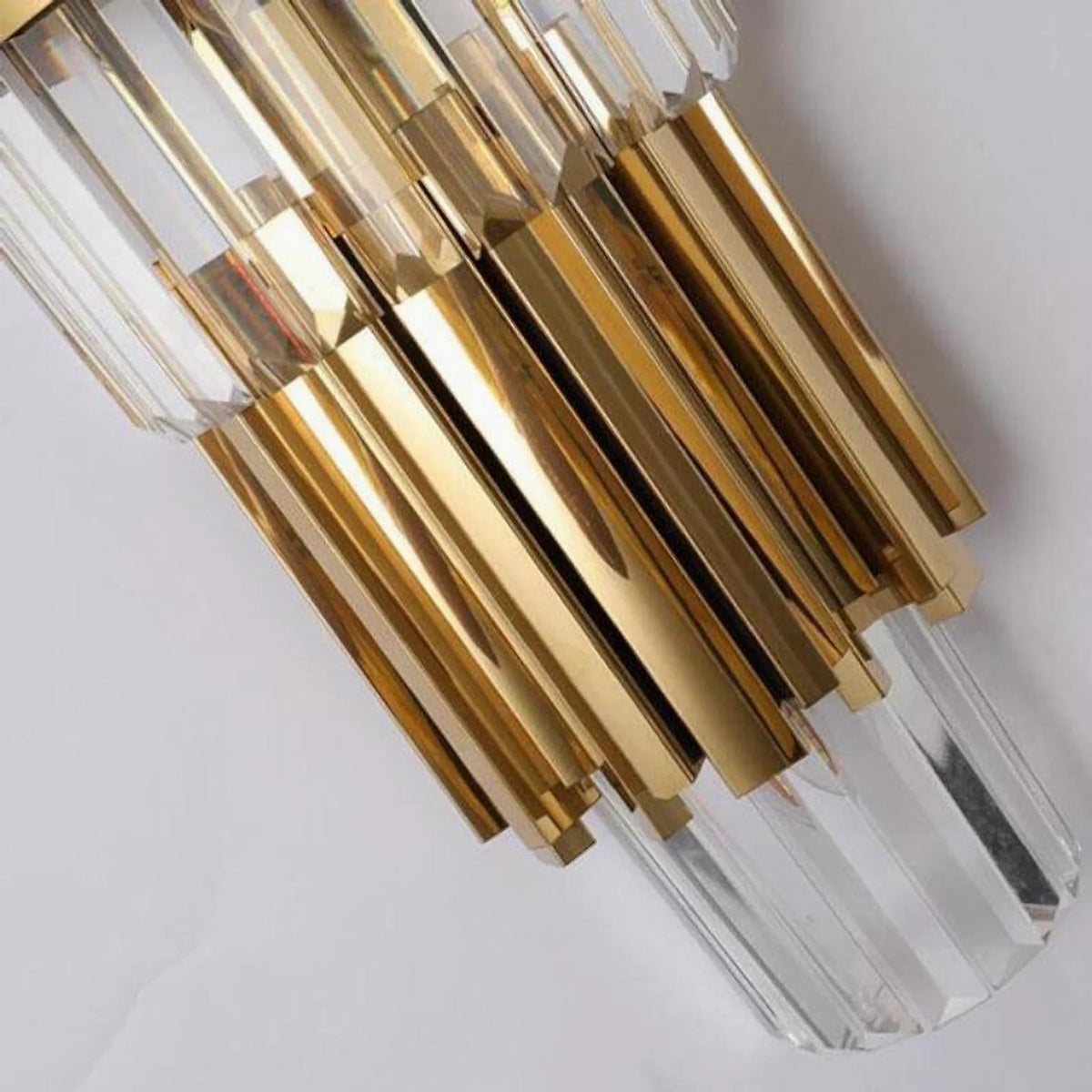 Aplique de pared dorado con cristal Wadora – detalle del cristal