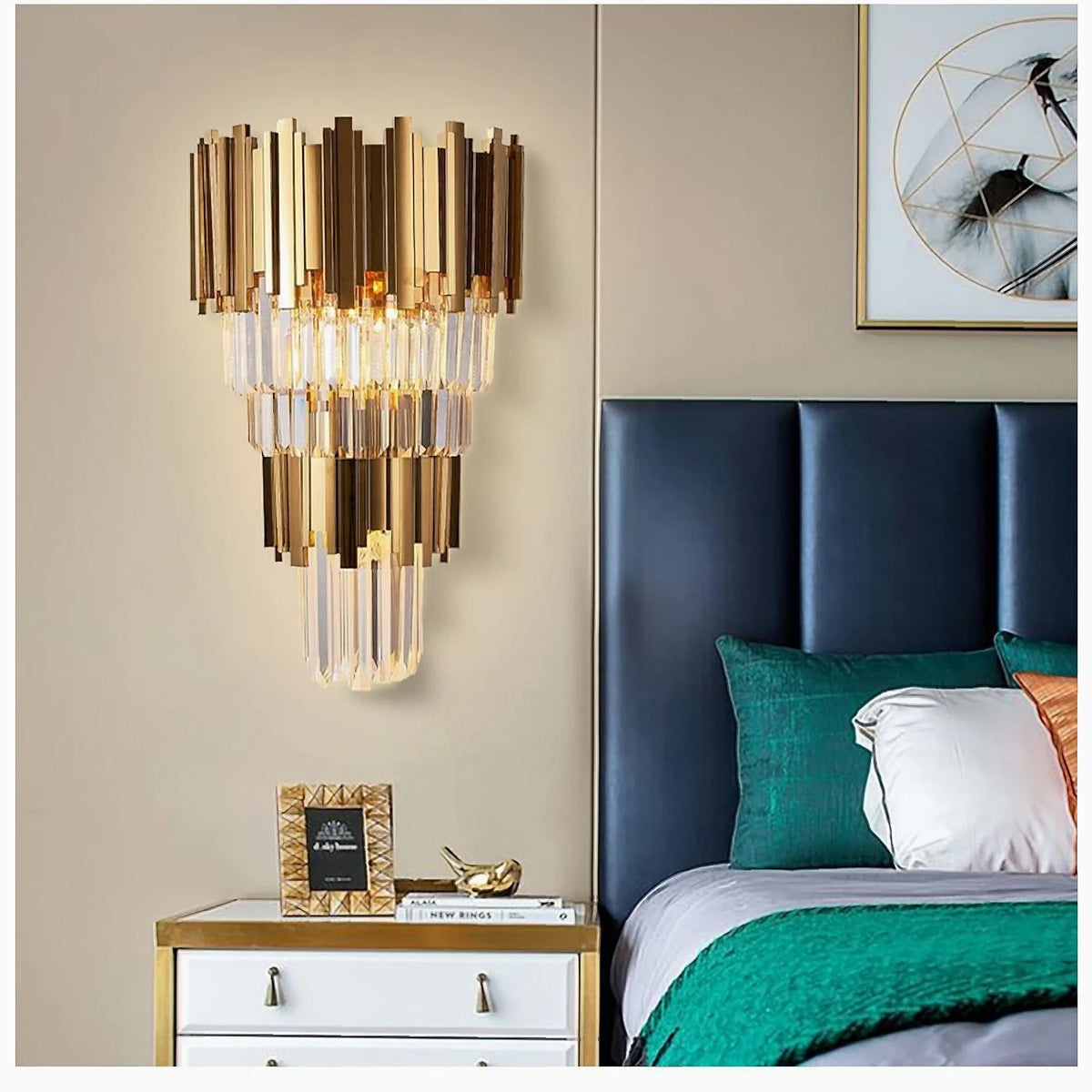 Aplique de pared dorado con cristal Wadora – junto a la cama