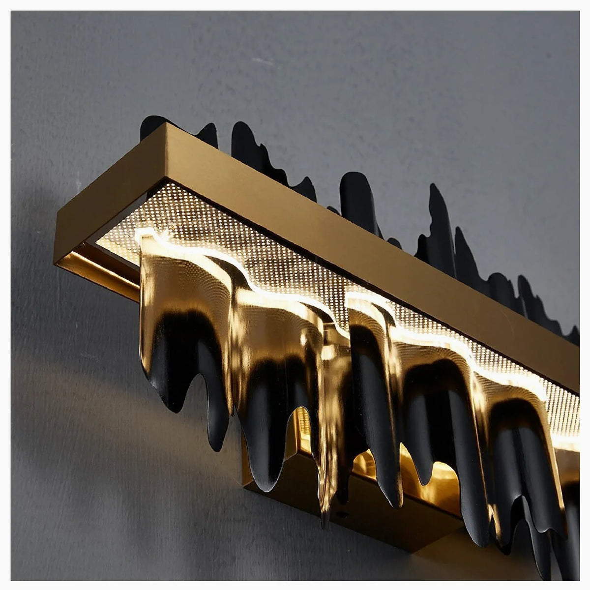 Aplique de pared LED Yondara negro y dorado – detalle de la barra dorada iluminada