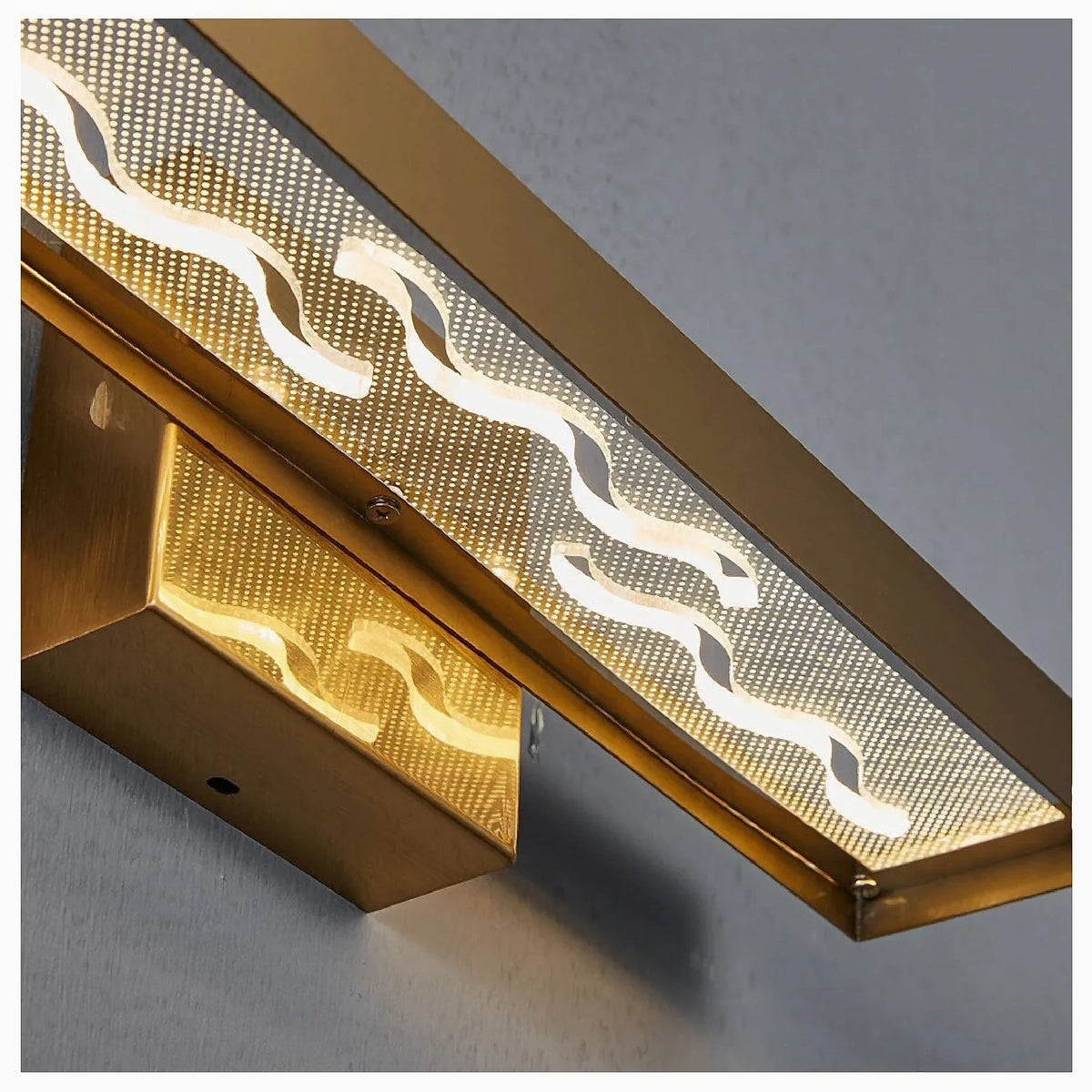 Aplique de pared LED Yondara negro y dorado – detalle del difusor LED de la barra