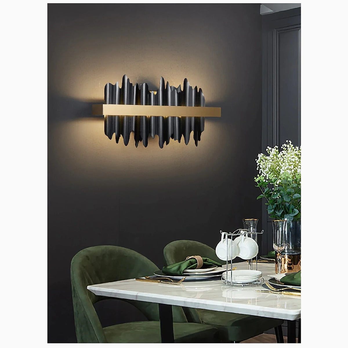 Aplique de pared LED Yondara negro y dorado – en un comedor con paredes oscuras