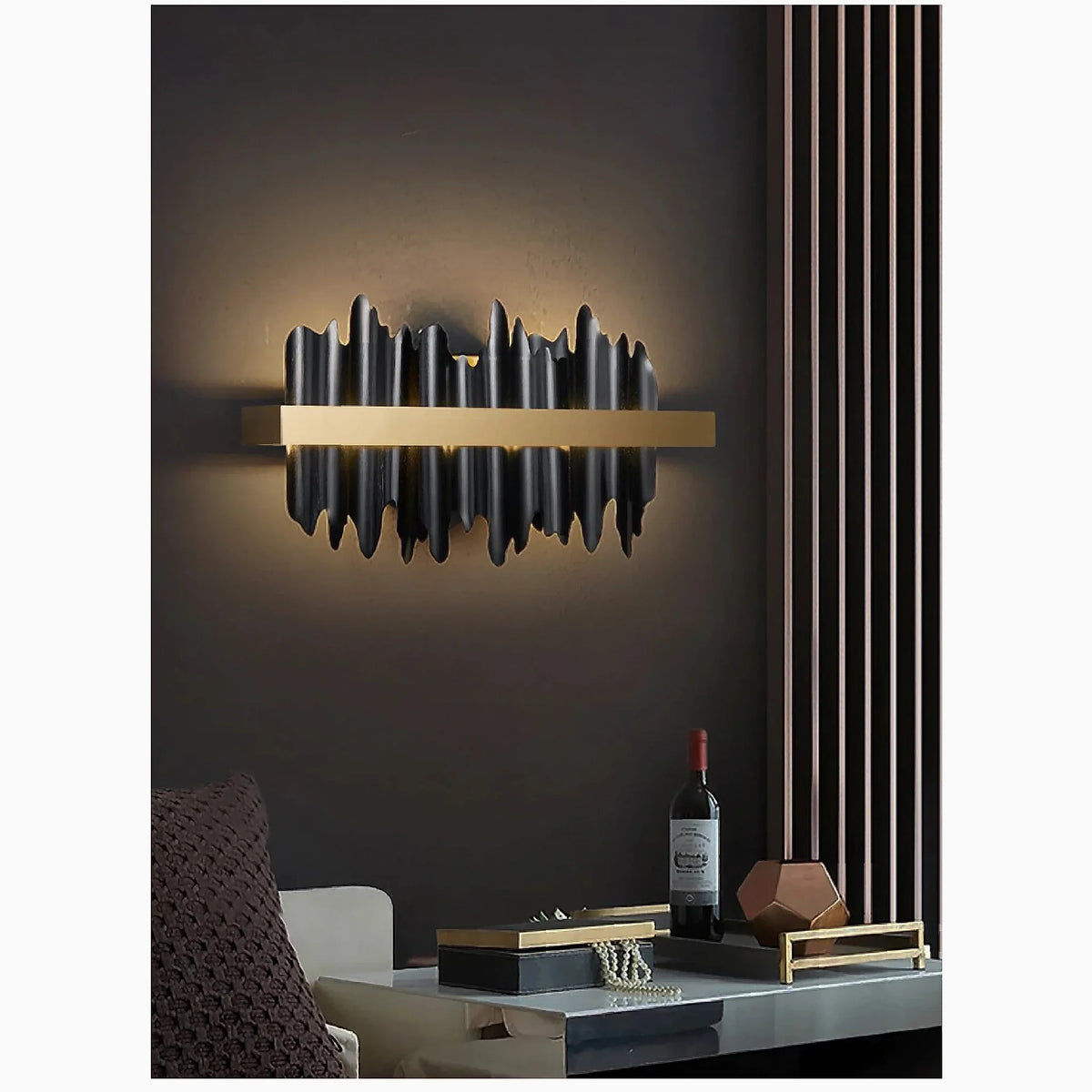Aplique de pared LED Yondara negro y dorado – sobre un aparador