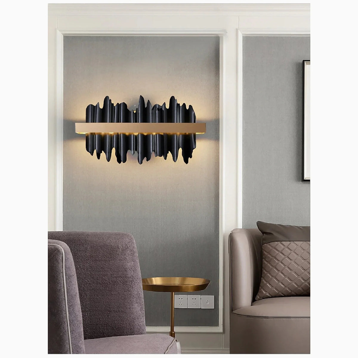 Aplique de pared LED Yondara negro y dorado – en un salón de tonos grises