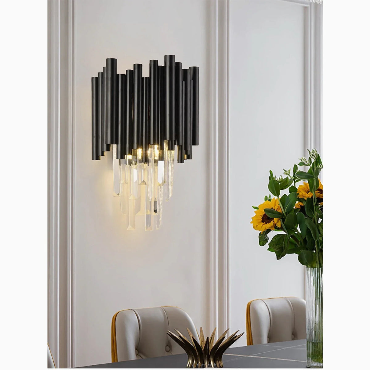 Aplique de pared negro con cristales Valtora – encendido en un comedor