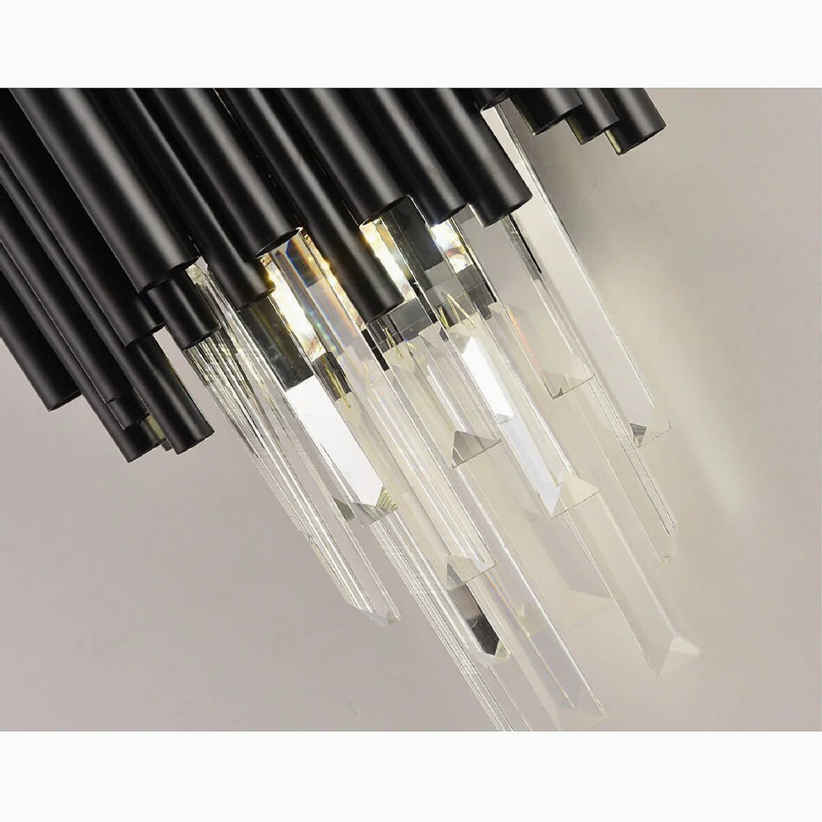Aplique de pared negro con cristales Valtora – detalle de los prismas de cristal