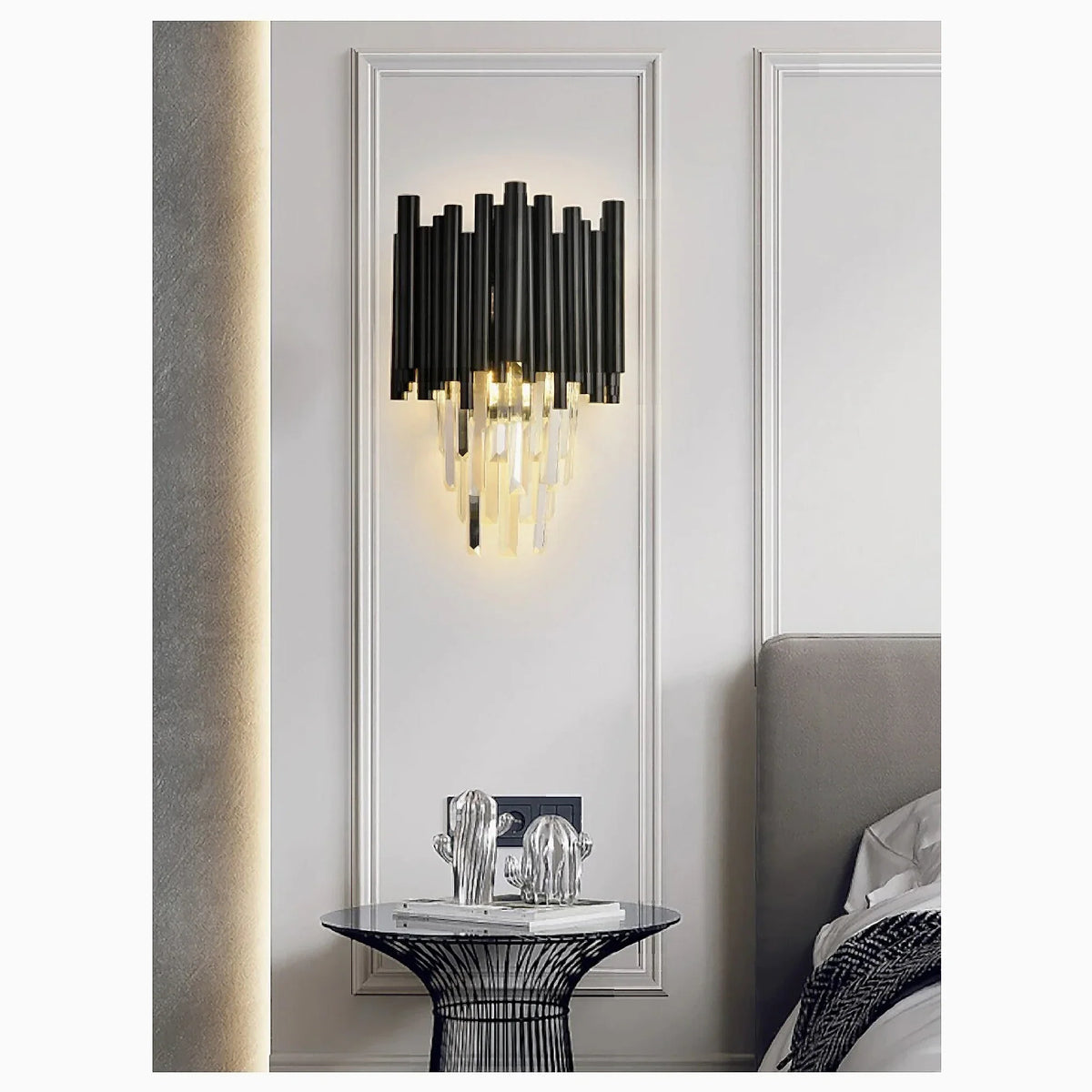 Aplique de pared negro con cristales Valtora – con luz blanca cálida junto a la cama