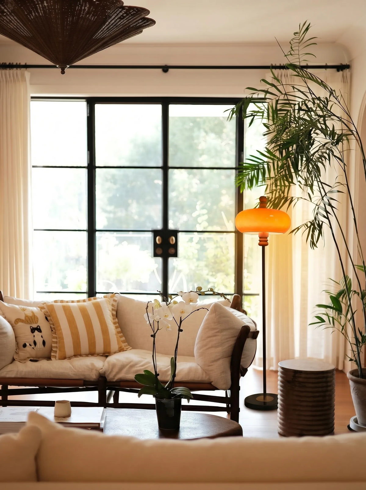 Lámpara de pie retro de cristal naranja Jarana en un salón acogedor – imagen 7
