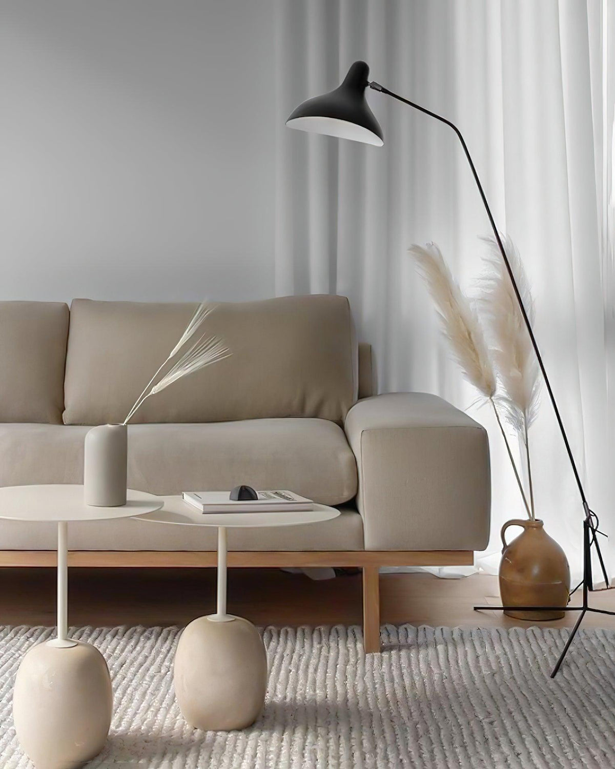 Lámpara de pie de lectura Zancuela en un salón luminoso – imagen 8