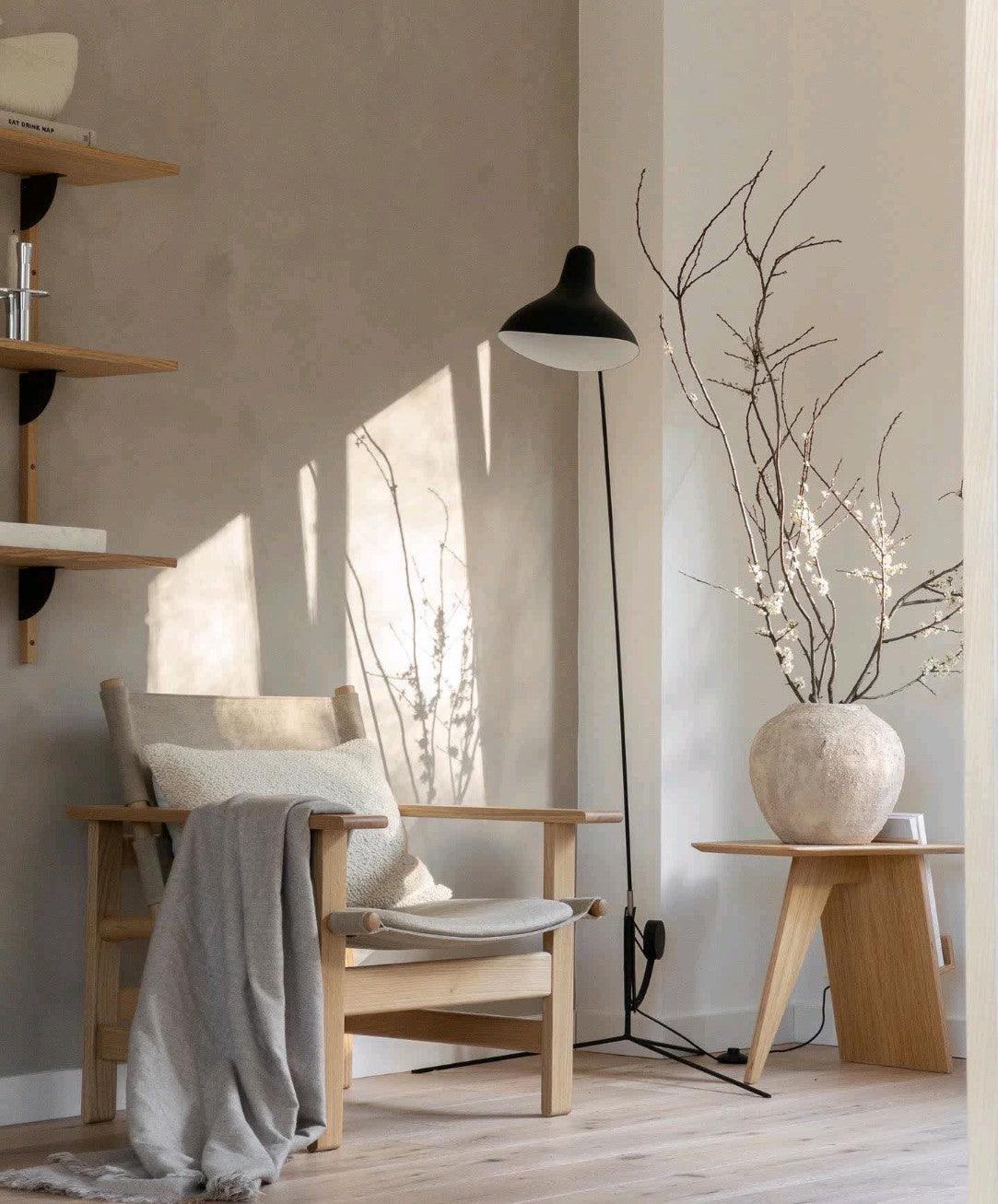 Lámpara de pie de lectura Zancuela en un salón luminoso – imagen 5
