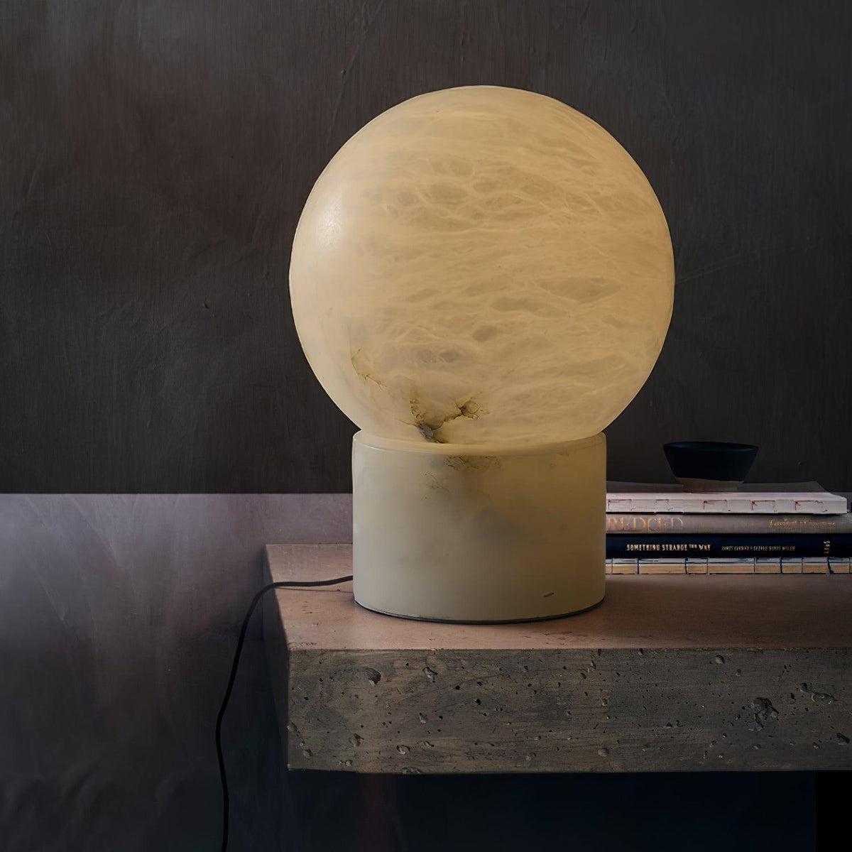 Lámpara de mesa de alabastro Selenita en un dormitorio tranquilo – imagen 10