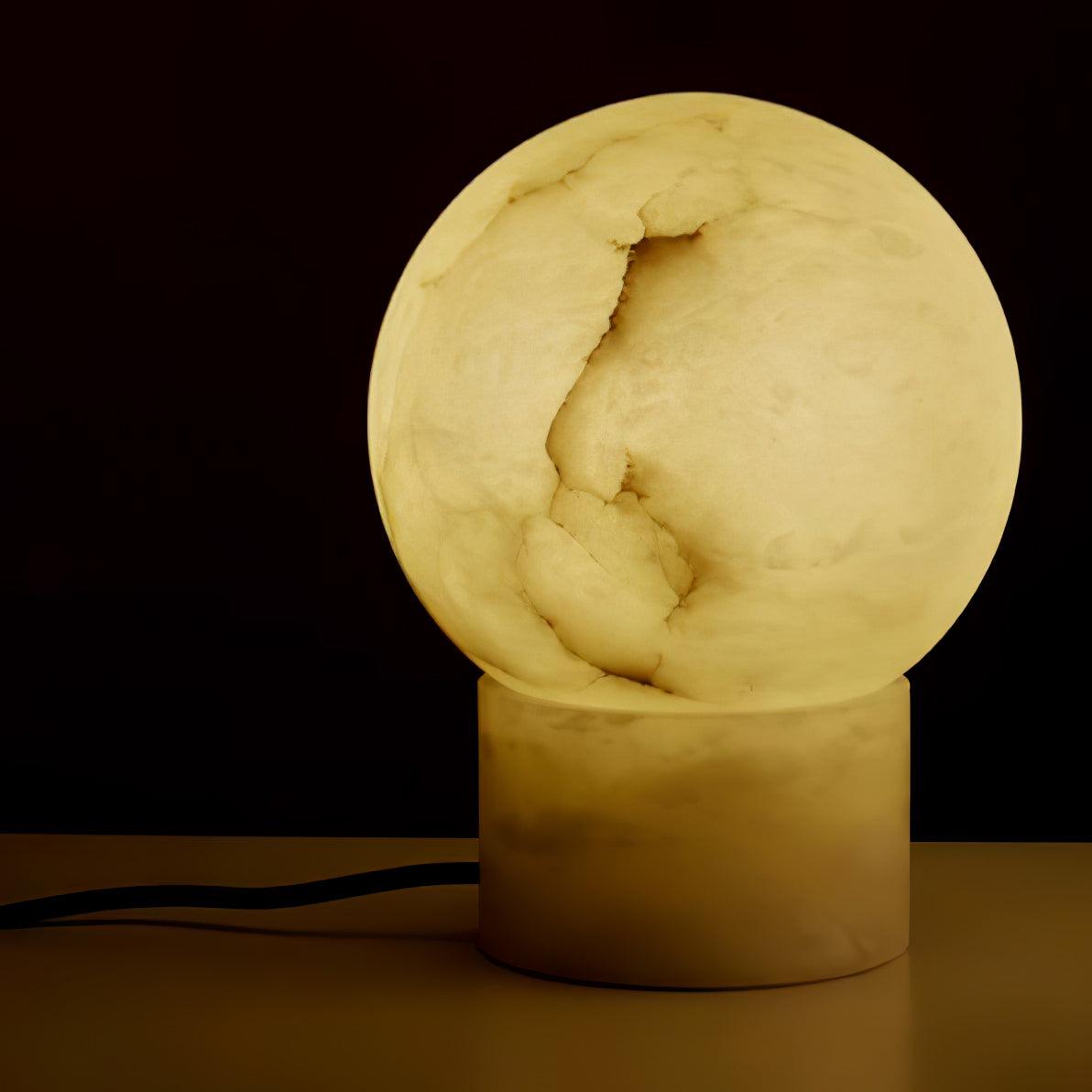 Lámpara de mesa de alabastro Selenita – encendida con luz cálida