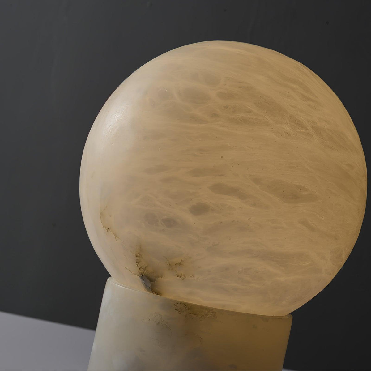 Lámpara de mesa de alabastro Selenita – detalle de la esfera de alabastro