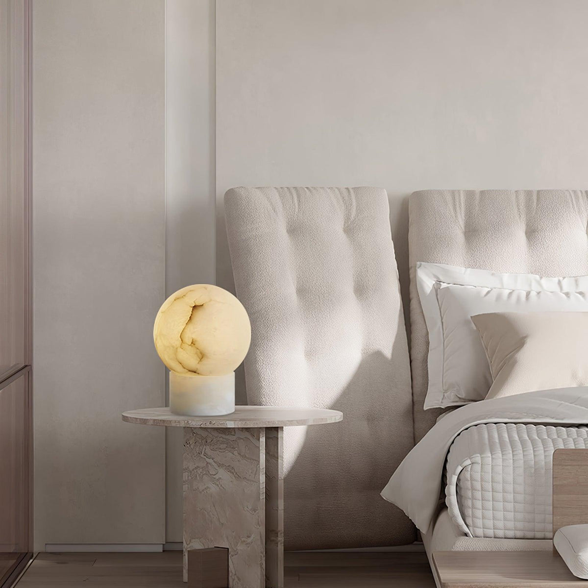 Lámpara de mesa de alabastro Selenita – en una mesita junto a la cama