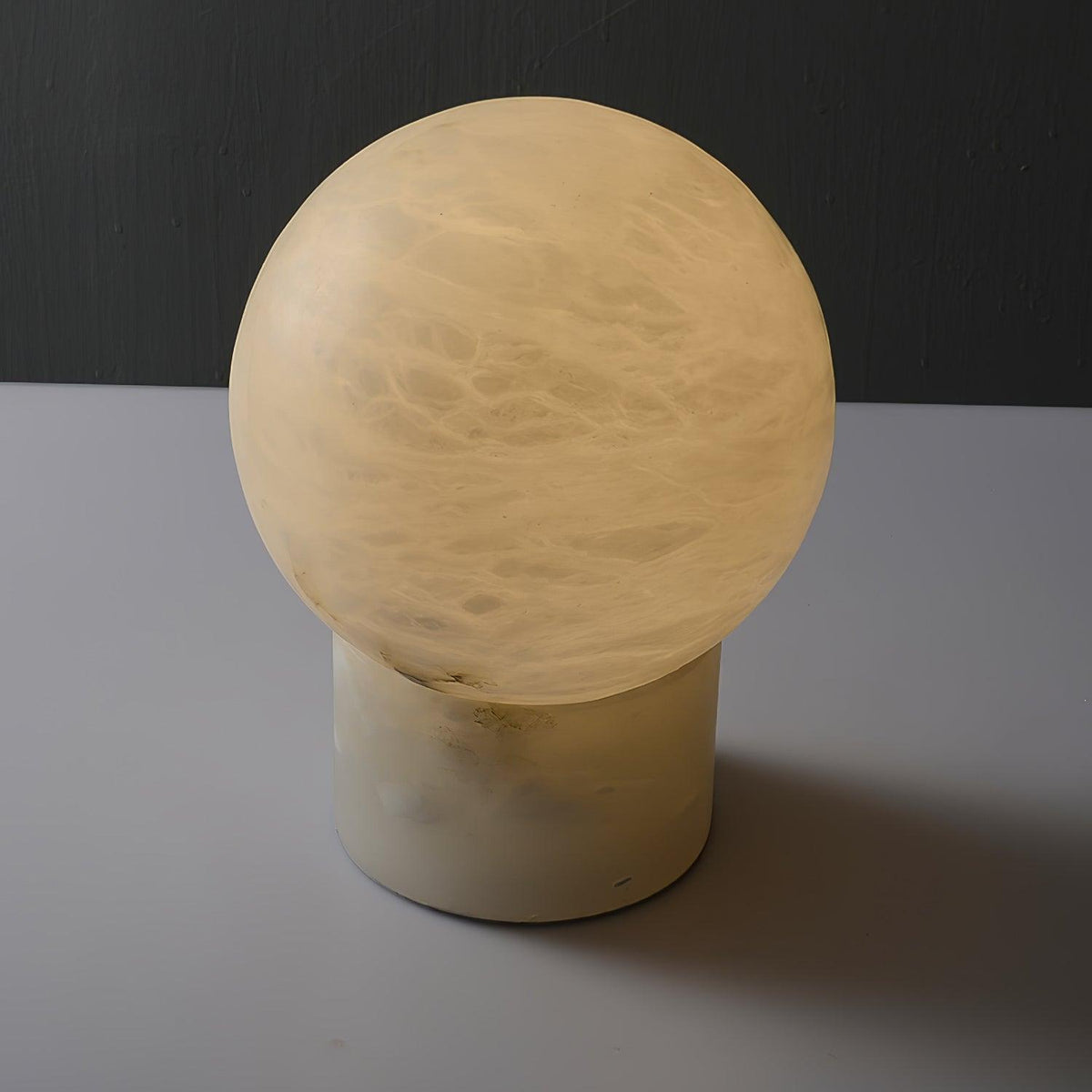 Lámpara de mesa de alabastro Selenita en un dormitorio tranquilo – imagen 15
