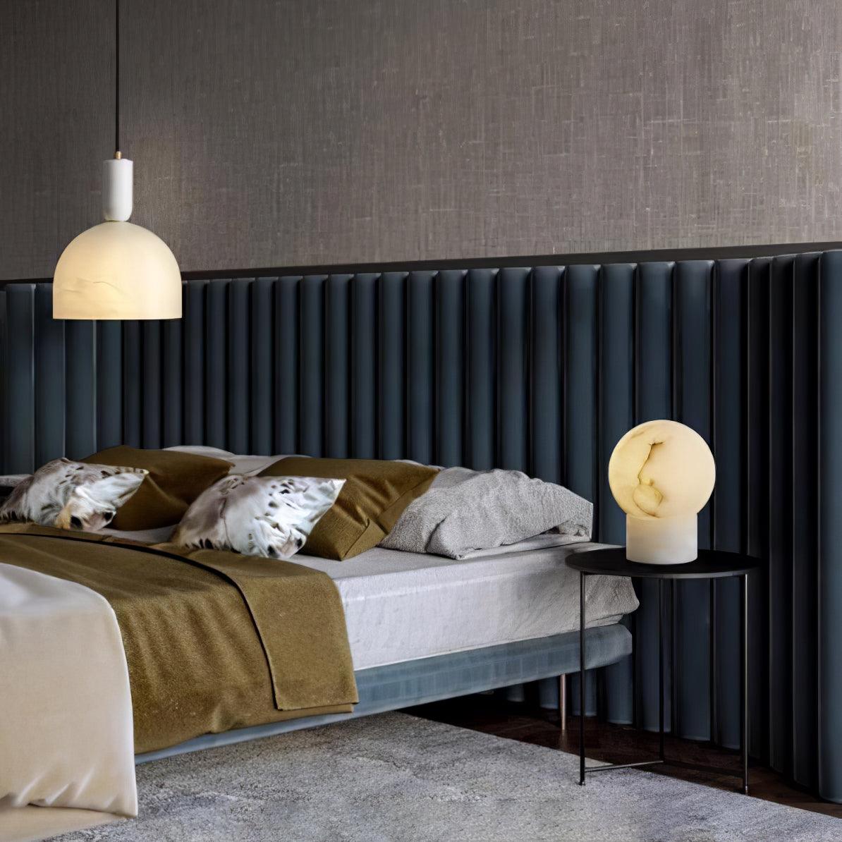 Lámpara de mesa de alabastro Selenita en un dormitorio tranquilo – imagen 8