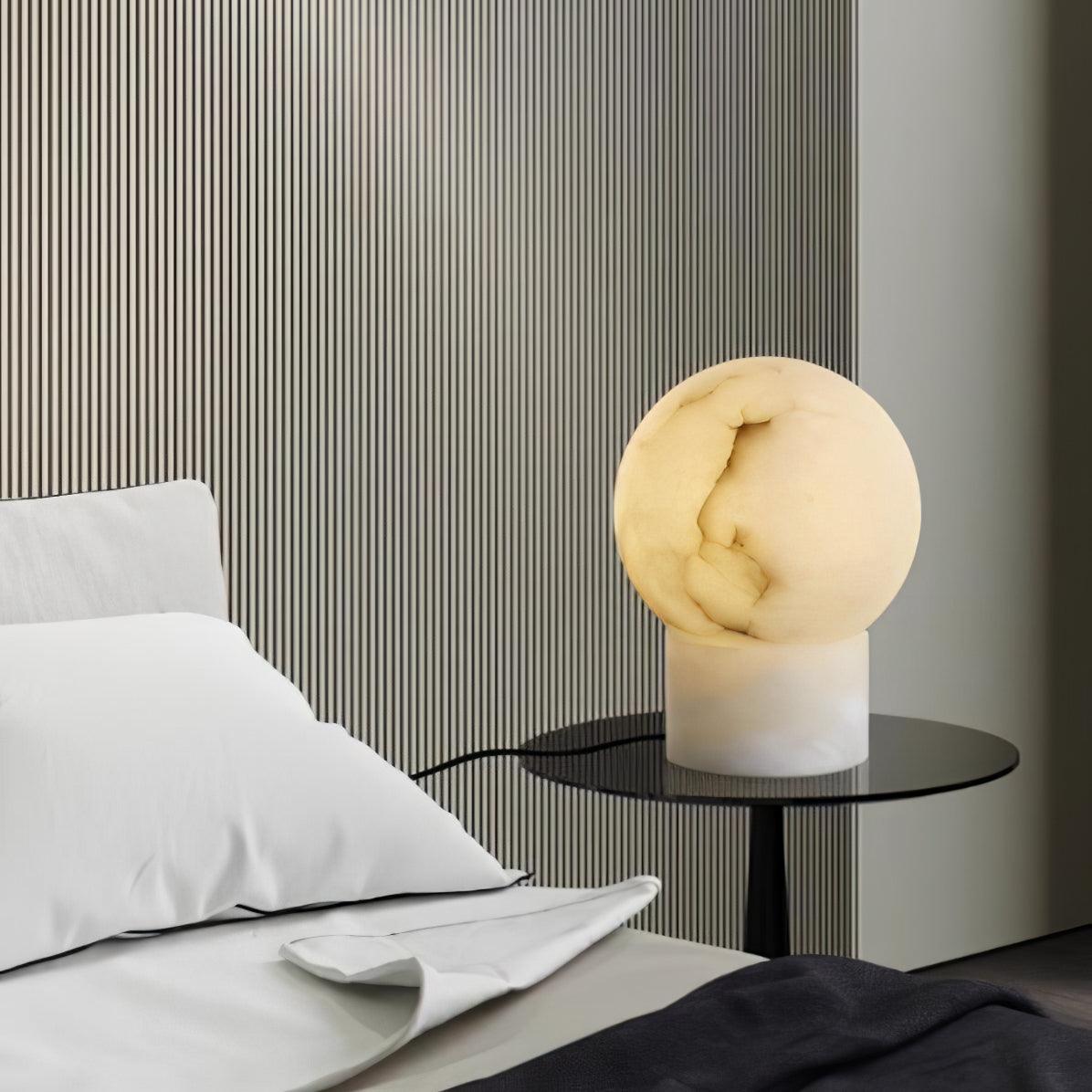 Lámpara de mesa de alabastro Selenita en un dormitorio tranquilo – imagen 9
