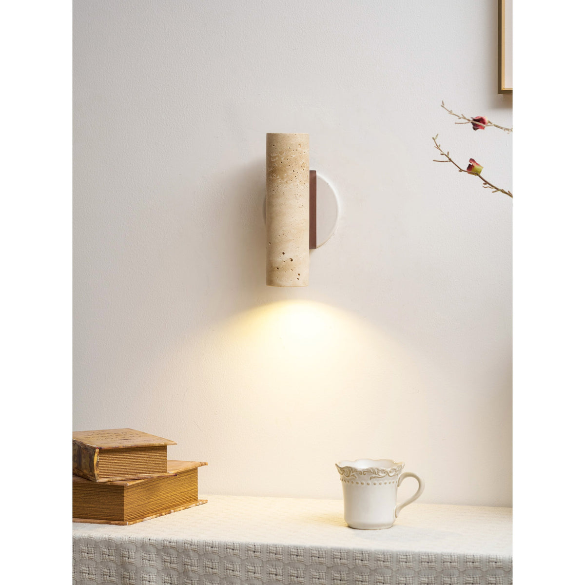 Aplique de pared de travertino Onsara en un interior de estilo japandi – imagen 11