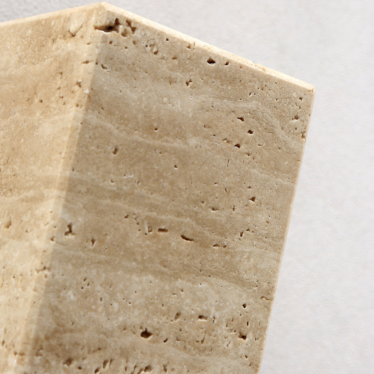 Aplique de pared de travertino Onsara – detalle de la textura del travertino
