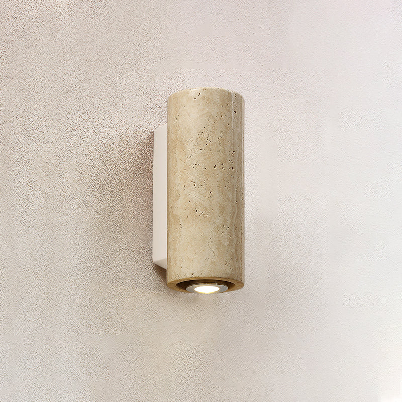 Aplique de pared de travertino Onsara – versión cilíndrica con soporte blanco