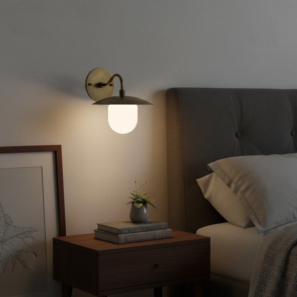 Aplique de pared de latón Tazela junto a una cama – imagen 9