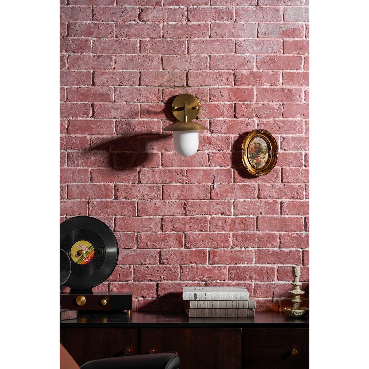 Aplique de pared de latón Tazela junto a una cama – imagen 13