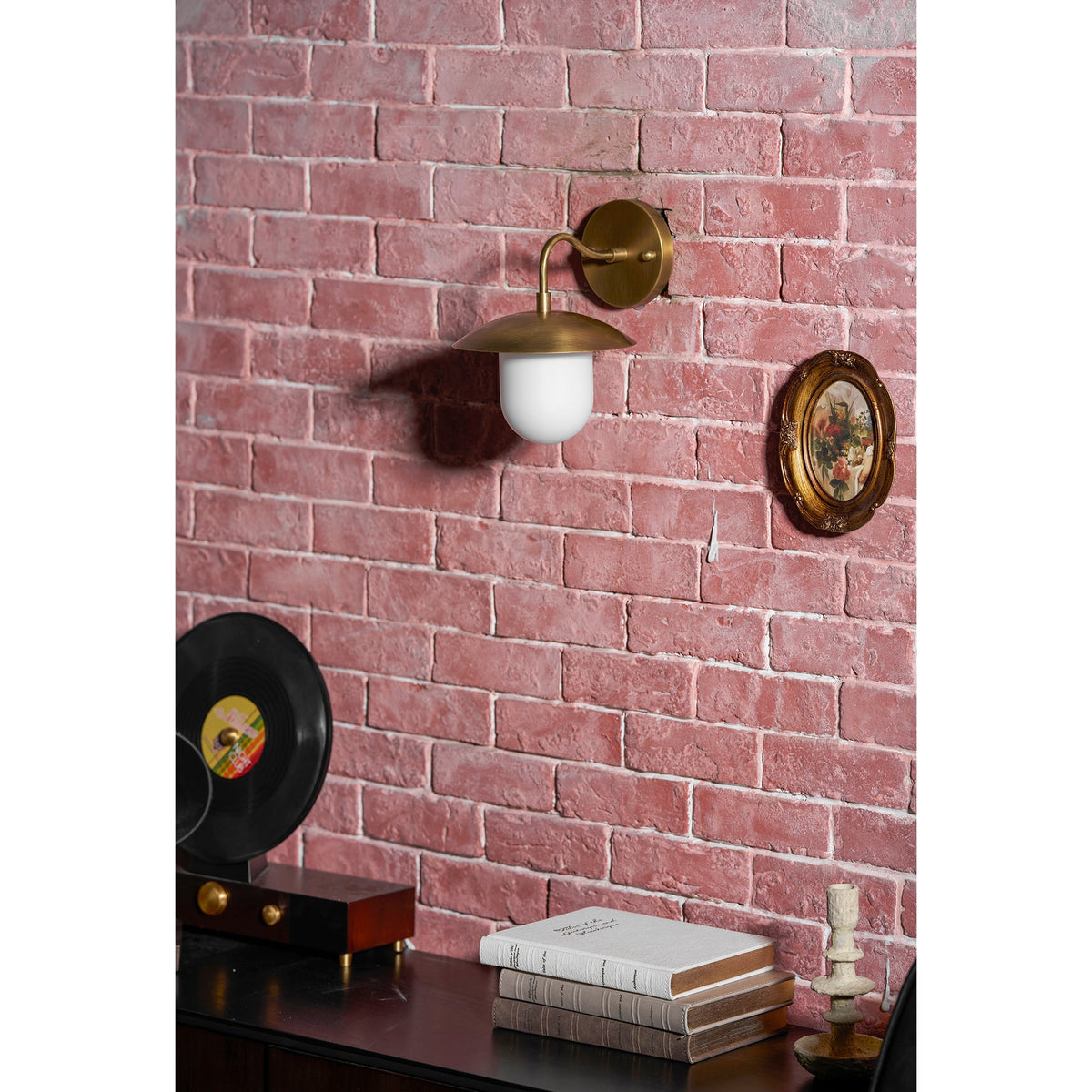 Aplique de pared de latón Tazela junto a una cama – imagen 16