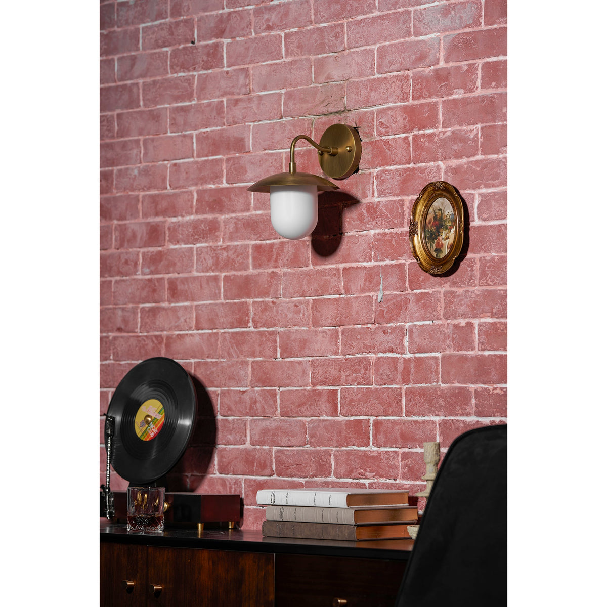 Aplique de pared de latón Tazela junto a una cama – imagen 14